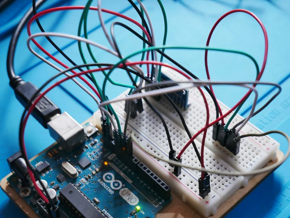 Breadboard ve sensörlere kablolarla bağlanmış Arduino Uno kartı