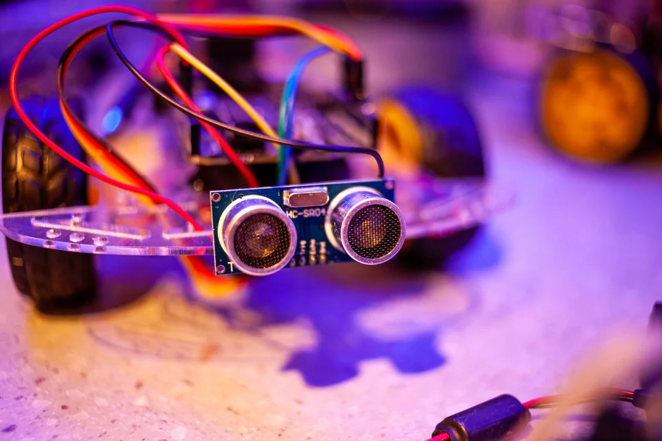 Önünde mesafe sensörü bulunan küçük robotik araç